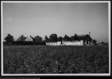 Bęćkowo, widok na budującą sie oborę