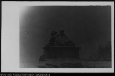 Białystok, odbudowa Pałacu Branickich, ogr&oacute;d - rzeźba Sfinksa