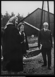 Choroszcz, komisja konserwatorska przed pałacem