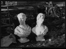 Choroszcz, popiersia z fasady pałacu