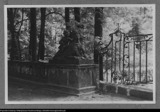 Białystok, Pałac Branickich, ogród - rzeźba Sfinksa