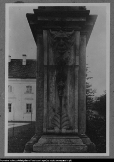 Białystok, Pałac Branickich, dziedziniec honorowy - cokół grupy Herkulesów