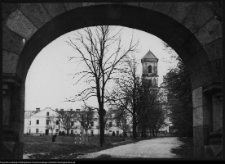 R&oacute;żanystok, widok na kości&oacute;ł i klasztor