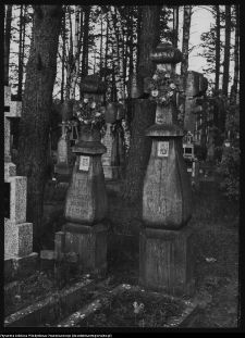 Nowa Wola, krzyże na cmentarzu grzebalnym