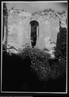 Mielnik, ruiny gotyckiego kościoła Świętej Tr&oacute;jcy