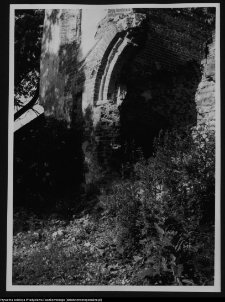 Mielnik, ruiny gotyckiego kościoła Świętej Tr&oacute;jcy