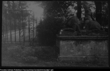 Białystok, Pałac Branickich, ogr&oacute;d - rzeźba Sfinksa