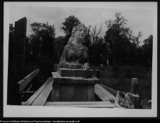 Białystok, odbudowa Pałacu Branickich, ogr&oacute;d - rzeźba Sfinksa