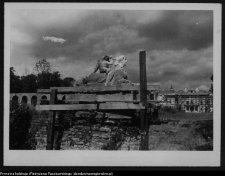 Białystok, odbudowa Pałacu Branickich, ogr&oacute;d - rzeźba Sfinksa