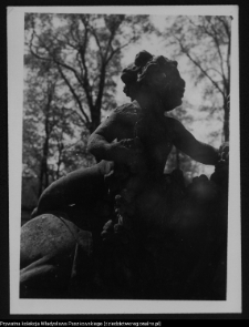 Białystok, odbudowa Pałacu Branickich, ogr&oacute;d - rzeźba Sfinksa