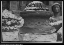 Białystok, Ogrody Branickich, wazon parkowy w czasie rekonstrukcji