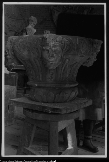 Białystok, Ogrody Branickich, wazon parkowy w czasie rekonstrukcji