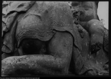 Białystok, Pałac Branickich, ogr&oacute;d - rzeźba Sfinksa