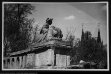 Białystok, Ogrody Branickich, rzeźba Sfinksa przed konserwacją