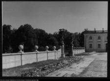 Białystok, Pałac Branickich, dziedziniec honorowy - cokół grupy Herkulesów