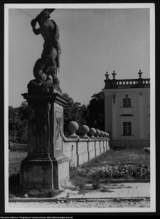 Białystok, Pałac Branickich, dziedziniec honorowy - cokół grupy Herkulesów
