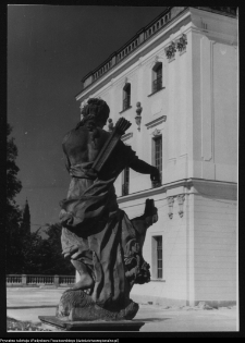 Białystok, Pałac Branickich, ogród - rzeźba "Diana z psem"