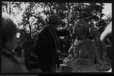 Białystok, Pałac Branickich, ogr&oacute;d - rzeźba Sfinksa