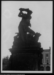 Białystok, Pałac Branickich, dziedziniec honorowy - cok&oacute;ł grupy Herkules&oacute;w