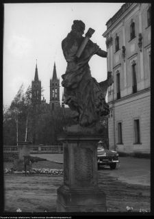 Białystok, Pałac Branickich, ogród - rzeźba "Diana z psem"