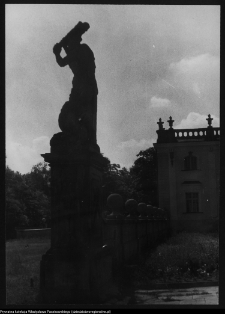 Białystok, Pałac Branickich, dziedziniec honorowy - cok&oacute;ł grupy Herkules&oacute;w