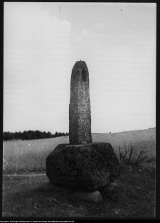 Chodor&oacute;wka, kamień przydrożny z kapliczką
