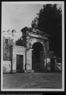 Nowogród, brama cmentarna