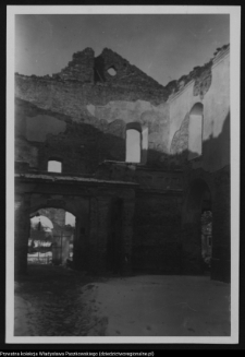 Nowogród, ruiny kościoła wewnątrz