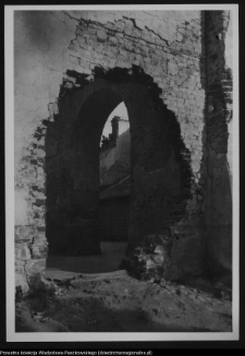 Nowogród, ruiny kościoła wewnątrz