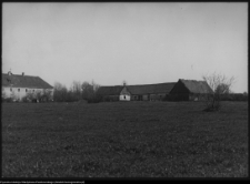 Widok na klasztor i zabudowania gospodarcze