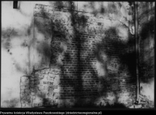 Krasnybór, fragment odkrywek na ścianie bocznej kościoła