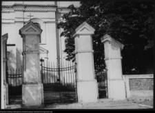 Kleszczele, brama przed kościołem