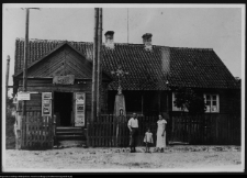 Reprodukcja zdjęcia z 1934 r. domu Stanisława Wilczyńskiego u zbiegu ulic: Lipowej i Sienkiewicza (d. Piłsudskiego) w Choroszczy