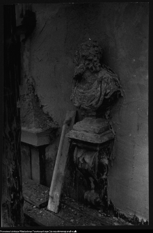 Białystok, Pałac Branickich, popiersie na elewacji pałacowej