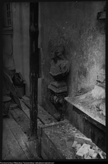 Białystok, Pałac Branickich, popiersie na elewacji pałacowej