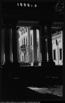 Białystok, Pałac Branickich, kolumnada łącząca pałac z oficyną