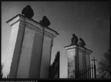 Tykocin, brama do kościoła p.w. Świętej Trójcy