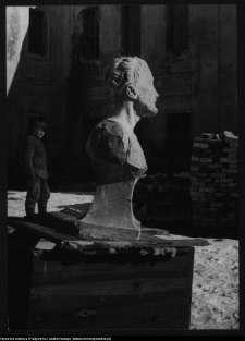 Supraśl, popiersia ocalałe w ruinach Pałacu Opat&oacute;w