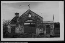 Mała Huta, brama folwarczna