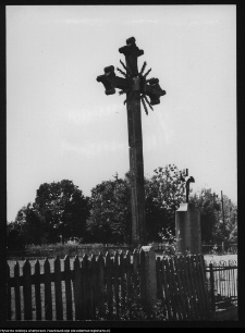 Malawicze G&oacute;rne, krzyż przydrożny