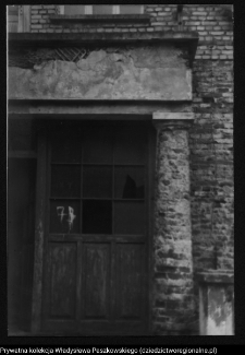 Makowlany, dw&oacute;r