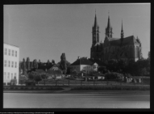 Białystok, widok na kości&oacute;ł Farny od strony Al. 1 Maja (obecnie Piłsudskiego)