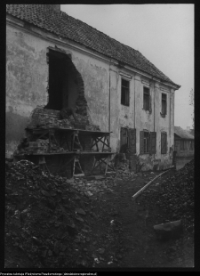 Tykocin, kamieniczka przy Rynku Czarnieckiego w trakcie odbudowy