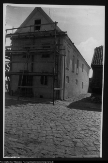 Tykocin, kamieniczka przy Rynku Czarnieckiego w trakcie odbudowy