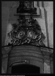 Sejny, kartusz herbowy nad portalem kościoła