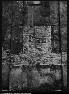 Sejny, fragment muru odsłoniętego podczas badań przy klasztorze