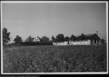 Bęćkowo, widok na budującą sie oborę