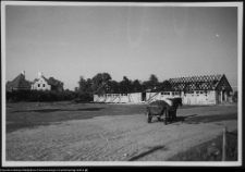 Bęćkowo, widok na budującą sie oborę
