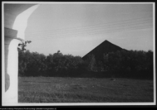 Bęćkowo, widok z podcienia na budująca się stodołę