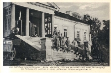Wilna - Vom östlichen Kriegsschauplatz. Deutsche Offiziere varlassen nach einer Besichtigung das Feldlazarett, welches in einem polnischen Schloss eingerichtet ist.